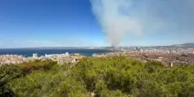Maxi incendio raggiunge Marsiglia, aeroporto e treni fermi. Ospedale senza elettricità