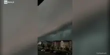 Usa, un'impressionante nube a mensola incombe sulla città mentre una tempesta avanza in Maryland