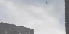 Ronzio inquietante del drone che squarcia il cielo nella regione di Mosca