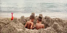 I pericoli nascosti sotto la sabbia: perché scavare buche in spiaggia può essere letale