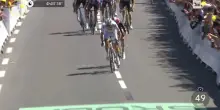 Tour de France, Pogacar brucia Vingegaard nello sprint e riconquista la maglia gialla
