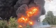 Autocisterna gasolio va fuori strada ed esplode, morto l'autista