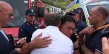 Emozione per Allen. L'abbraccio tra il papà del bambino e il sindaco di Ventimiglia