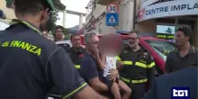 Ritrovato il piccolo Allen scomparso da Ventimiglia. Le lacrime del papà e l'abbraccio col sindaco