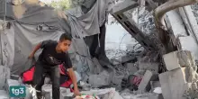 Il bombardamento a Nuseirat sulla folla in fila per l'acqua