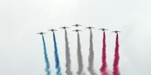 Parata del 14 luglio: lo spettacolare passaggio delle frecce tricolori francesi nel cielo di Parigi