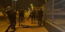 Continuano durante la notte i raid anti-immiganti nella cittadina di Torre Guacheto, i video in rete