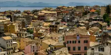 Cade dal balcone mentre è in vacanza in Grecia: ragazzo di 17 anni in gravissime condizioni