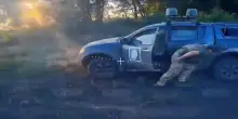Soldato salta fuori l'auto prima che il drone in picchiata impatti sul mezzo