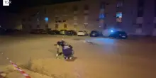 I rilievi della polizia scientifica sul luogo della sparatoria a Taranto
