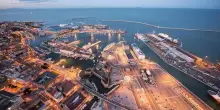 Allarme bomba a bordo di un traghetto al porto di Livorno, controlli in corso