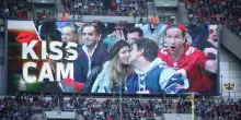 Dieci anni di kiss cam: dai baci vip a quelli delle gente comune fino al caso Coldplay