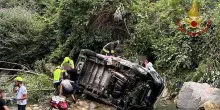 Pulmino con ragazzi autistici esce di strada e finisce nel torrente