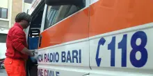 Bari, bimbo bloccato in auto: i passanti rompono il finestrino per liberarlo