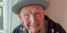 A 102 anni addio a "Papa Jake" Larson, veterano del D-Day e celebre su TikTok