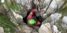 Speleologo bloccato, salvataggio in corso: il video di un soccorritore che entra nella grotta