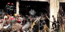 Bangladesh, un aereo militare si è schiantato contro una scuola. 19 morti e centinaia di feriti
