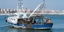 Un peschereccio si ribalta al largo di Anzio: dispersa una persona