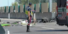Ultraleggero precipitato: i rottami sulla strada