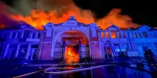 Odessa colpita dai droni russi, in fiamme il mercato Privoz