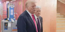 Trump alla Fed con l'elmetto: "Non licenzio Powell ma tagli i tassi"