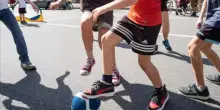 15enne ferito in una lite a una partita di calcio, prima di accasciarsi: "Fra, mi hai accoltellato?"
