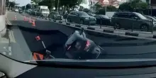 Una voragine si apre nell’asfalto e inghiotte un’auto a Singapore: salva la conducente