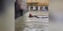 Nubifragio San Benedetto del Tronto: automobilisti salvati con i gommoni nelle strade allagate