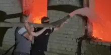 Kursk, abitanti cercano di spegnere gli incendi dopo l'attacco mortale ucraino