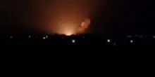 Esplosioni lontane infrangono l'orizzonte notturno: colpo di droni ucraini a Kursk