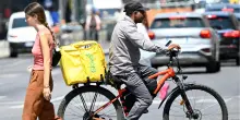 Glovo obbligata a trattativa su rischi caldo per i rider. È il primo provvedimento così in Italia