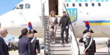 L'arrivo di Zelensky a Roma: il presidente ucraino è mano nella mano con la moglie