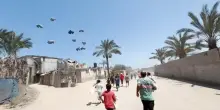 Lotta per il cibo a Gaza: di corsa verso gli aerei che lanciano gli aiuti umanitari