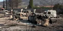 Incendio nell'Aude, edifici e automobili carbonizzati in un villaggio francese