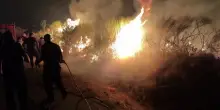 La città di Delvina in Albania circondata dalle fiamme, abitanti in fuga