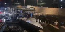 I superstiti del naufragio al largo di Lampedusa arrivano al molo Favarolo