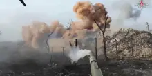 Il cannone del tank russo in soggettiva mentre apre il fuoco: "Distrutta roccaforte nemica"