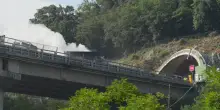 Incidente sulla A26, due camion si tamponano e prendono fuoco
