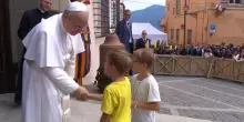 2.500 per la messa a Castel Gandolfo, il Papa cita Dante: "Non perdersi nella selva oscura del male"