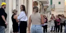 Tommy Cash a Ostuni incontra le 'nonnine' di Espresso Macchiato