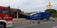 Tir si scontra con un'auto e sfonda un caseificio sull'Aurelia, un morto