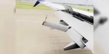 Paura in volo: l’ala dell’aereo è danneggiata, una passeggera filma dal finestrino l’atterraggio