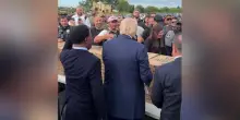 Trump consegna pizza e hamburger agli agenti schierati a Washington