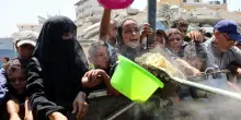 Bombe su Gaza, civili di nuovo in fuga tra le macerie