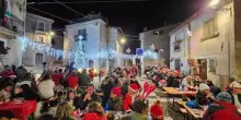 Albero di Natale e panettone per il 'Natale d'estate' nel freddo borgo abruzzese