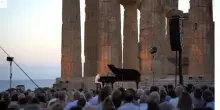 Stefano Bollani, musica e magia tra le bellezze di Selinunte