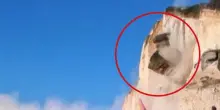 Francia, la scogliera si sbriciola davanti agli occhi dei turisti: il video del crollo in Normandia