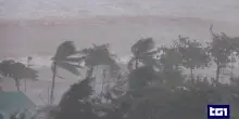 Il Tifone Kajiki continua la sua marcia: le onde alte fino a 9 metri e mezzo