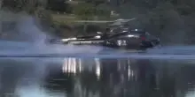 Francia, elicottero antincendio si schianta in un lago durante il rifornimento, salvo l’equipaggio