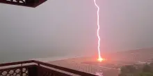 Un fulmine si abbatte tra gli ombrelloni sulla spiaggia di Lignano Sabbiadoro: il video